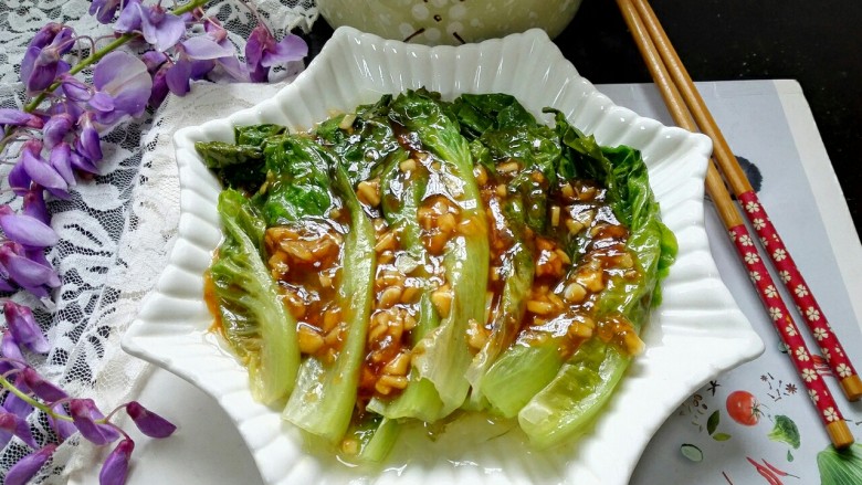蚝油生菜,拍上成品图,一盘美味的蚝油生菜就完成了。