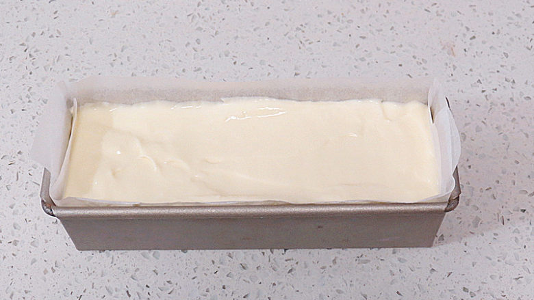 乳酪控不要错过滴~Ins网红蛋糕【Cheese Terrine乳酪砖】,倒入模子里,在桌上震数次将表面气泡震掉