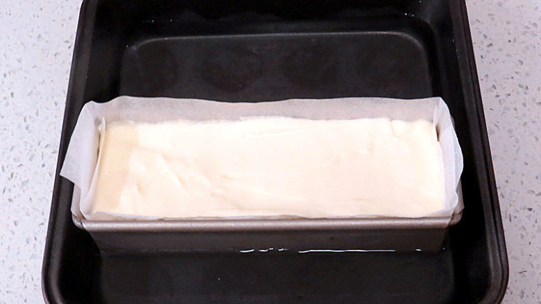 乳酪控不要错过滴~Ins网红蛋糕【Cheese Terrine乳酪砖】,模子放在耐热托盘里(或者直接放烤盘上),倒入模子1/3高度的热水