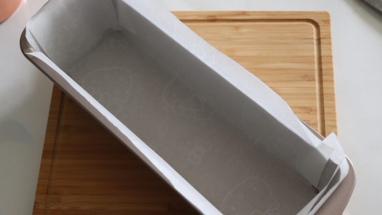 苹果奥利奥隐形蛋糕,模具大小28*9.9*6cm,用油纸画出尺寸,做出大概大小垫入学厨磅蛋糕模具中。