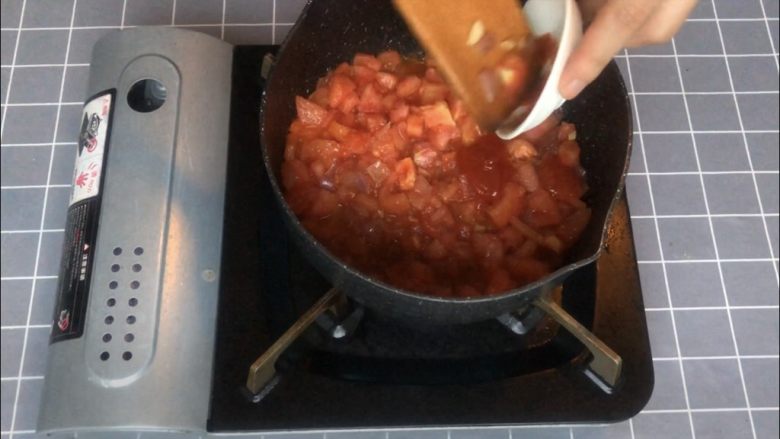 意式早餐烘蛋,洋葱炒软后下番茄碎小火慢炒,番茄出汁后加入一勺番茄酱