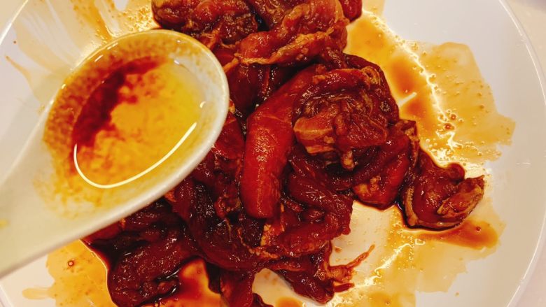 包心菜炒瘦肉,放入一勺<a style='color:red;display:inline-block;' href='/shicai/ 718'>料酒</a>,搅拌均匀,腌制15分钟