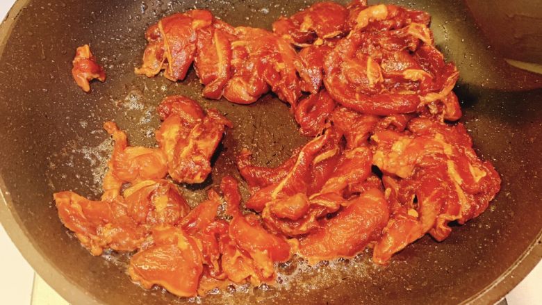 包心菜炒瘦肉,放入腌制好的瘦肉翻炒均匀,熟后捞出放盘里待用