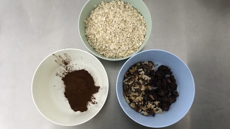 可可香蕉燕麦饼干,称好材料,烤箱预热180度