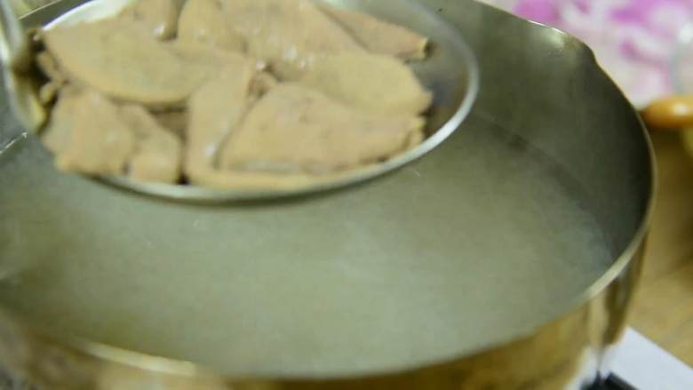 猪肝这么炒,超级嫩,猪肝一变色,即可捞出。