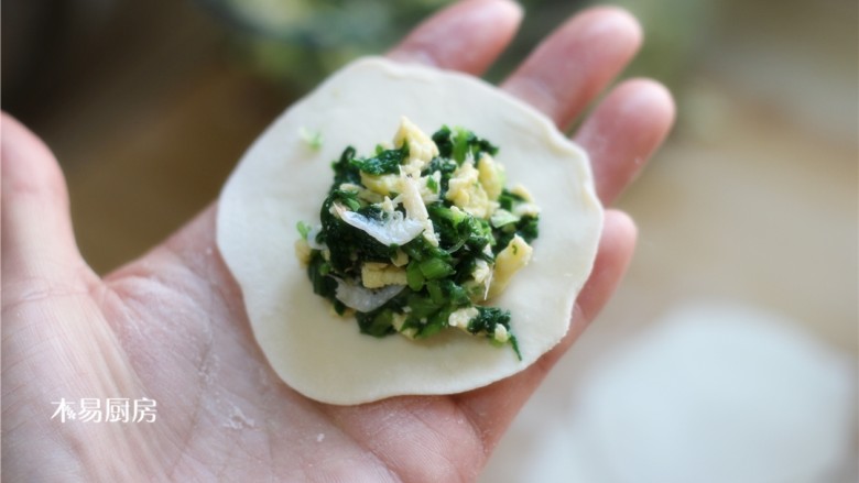 小白菜鸡蛋虾皮饺子,按正常程序包饺子,擀饺子皮,放馅。
