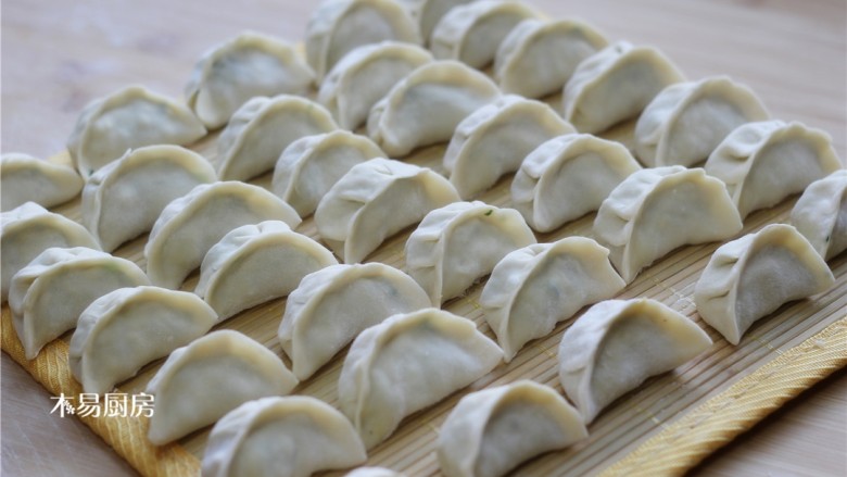 小白菜鸡蛋虾皮饺子,包得多的话可以在冰箱冷冻层里冷冻保存。