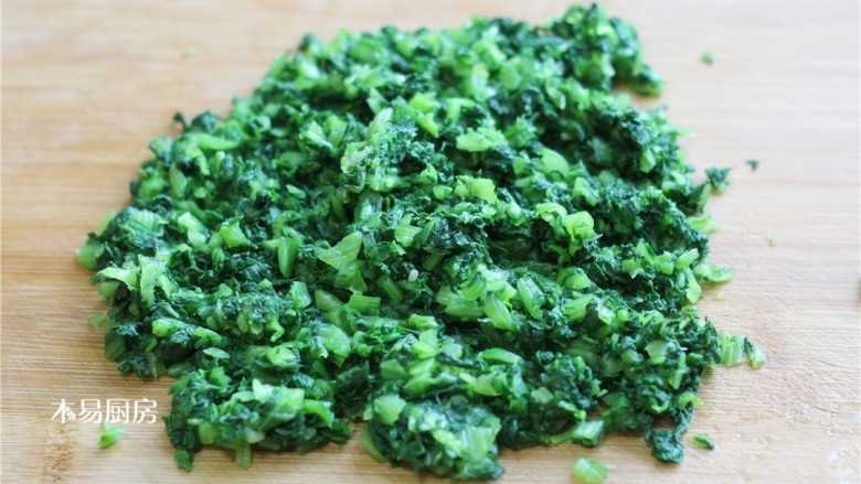 小白菜鸡蛋虾皮饺子,将小白菜剁成碎末,然后再用手挤去多余水分。