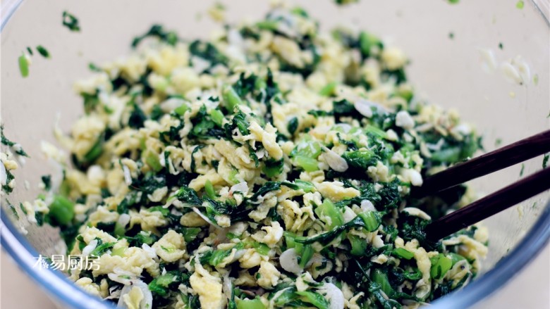 小白菜鸡蛋虾皮饺子,因为虾皮本身就是咸味的,所以食盐一定要少放。