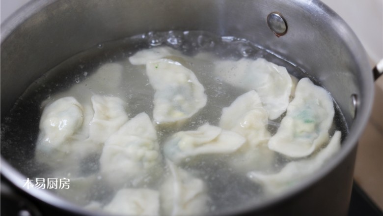 小白菜鸡蛋虾皮饺子,煮饺子。煮饺子的时候可以在水里加少许食盐,这样可以防止煮好的饺子黏连。