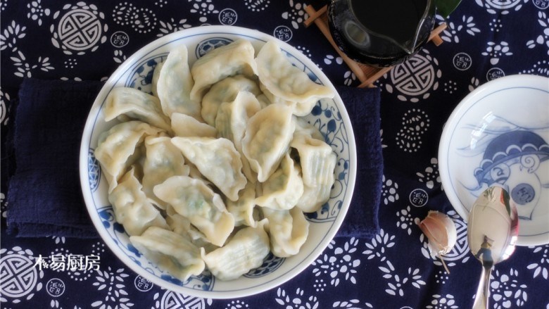 小白菜鸡蛋虾皮饺子,盛入盘中，鲜美可口的小白菜鸡蛋虾皮饺子就完成了。