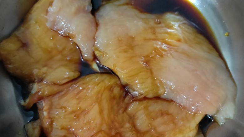 炸鸡排,主要腌料是<a style='color:red;display:inline-block;' href='/shicai/ 692'>酱油</a>和食盐,可根据个人口味加别的也可以。