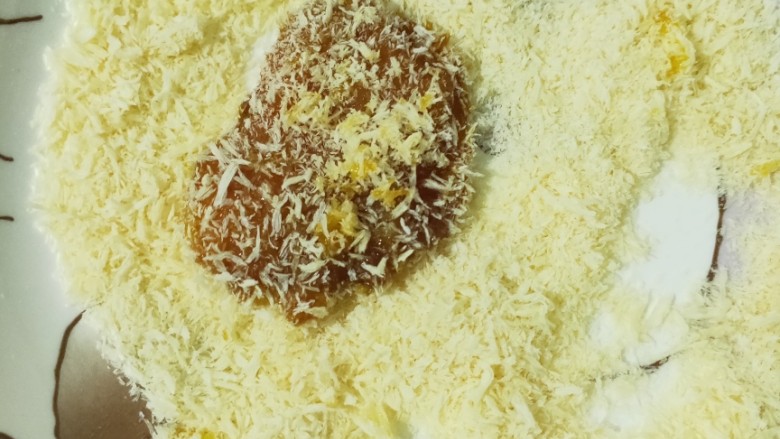 炸鸡排,将腌好的鸡肉沾上鸡蛋液,放入面包糠中,轱辘几圈,均匀后放入烤锅,烤。
