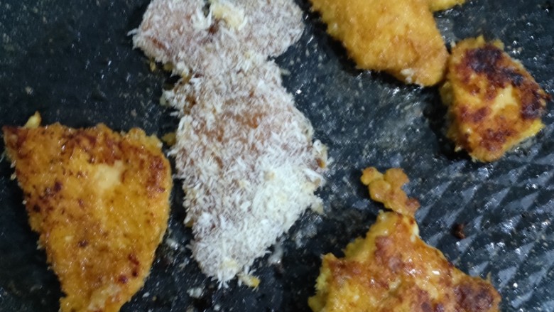 炸鸡排,可以多放一些油,因为鸡肉很吃油。
我放的油是色拉油,但是喜欢吃烤糊一点的,所以烤成这个颜色了😂