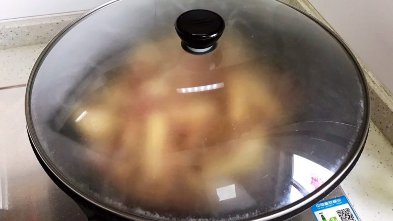蚝油洋葱腐竹炒肉丝,盖上锅盖,转小火,焖煮2分钟