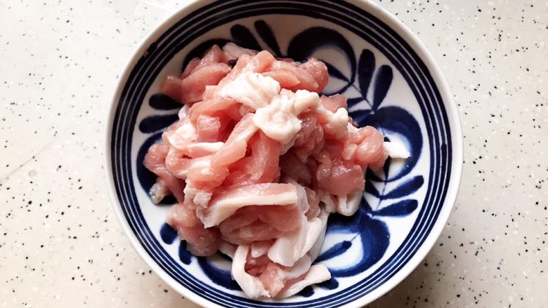 蚝油洋葱腐竹炒肉丝,<a style='color:red;display:inline-block;' href='/shicai/ 414'>猪肉</a>洗净之后切成丝(有一点肥肉更好吃哦)