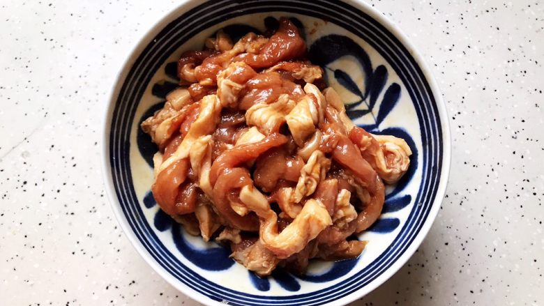 蚝油洋葱腐竹炒肉丝,抓均匀,腌制备用
