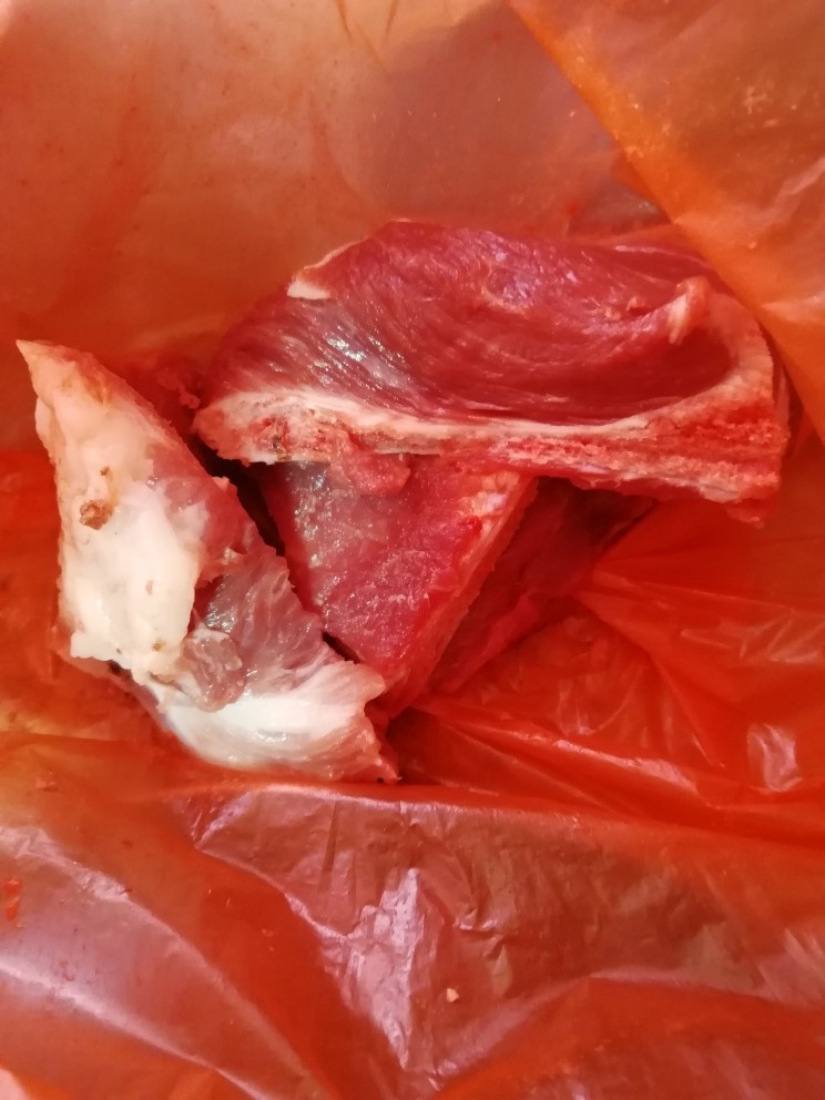扇骨黄豆汤,三个人的量,一根排骨取三分之二就够了,多的放冰箱吧。