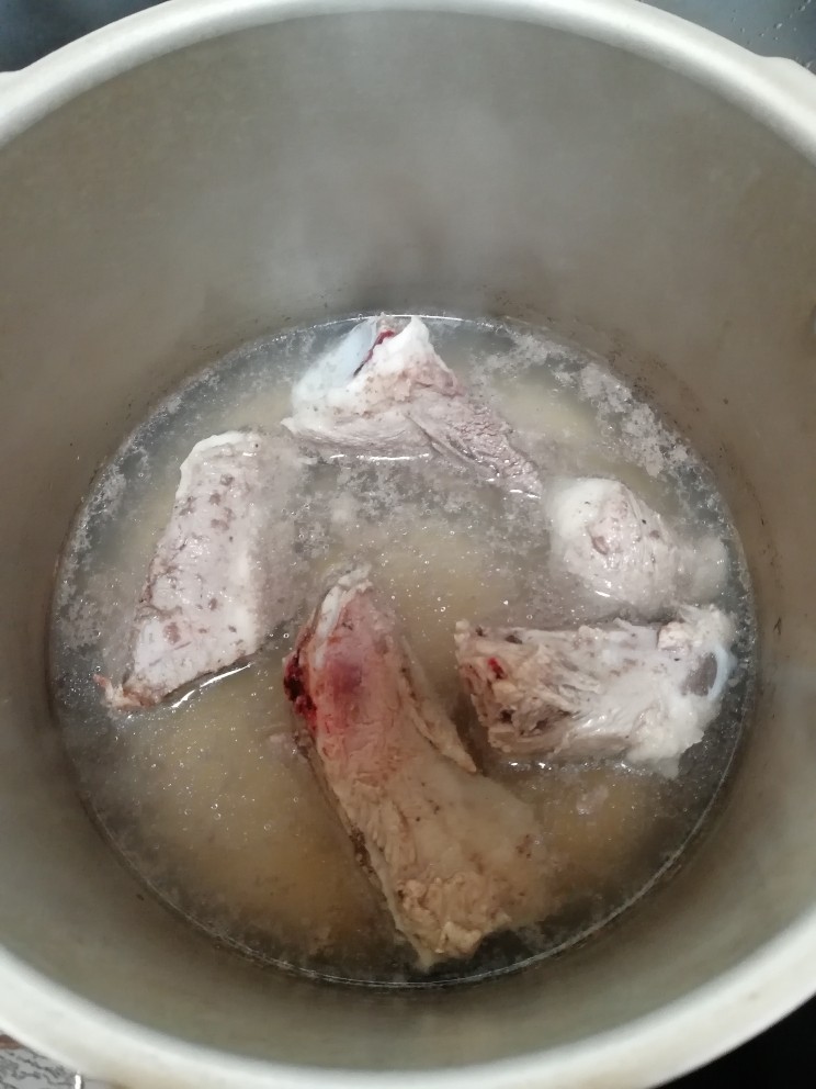 扇骨黄豆汤,再放锅里煮开,再用清水冲洗,把浮沫都洗干净