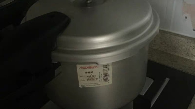 扇骨黄豆汤,盖锅盖,煮开