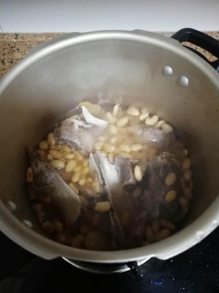 扇骨黄豆汤,煮开,关小火,在炖十五分钟。