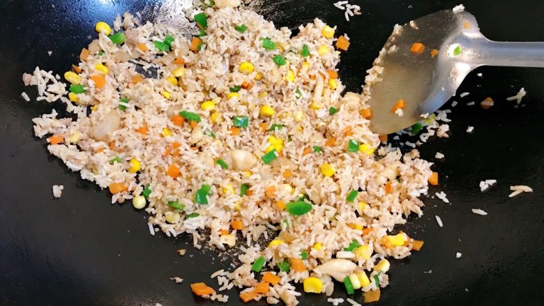 烤鱿鱼包饭,用中小火,炒匀即可。