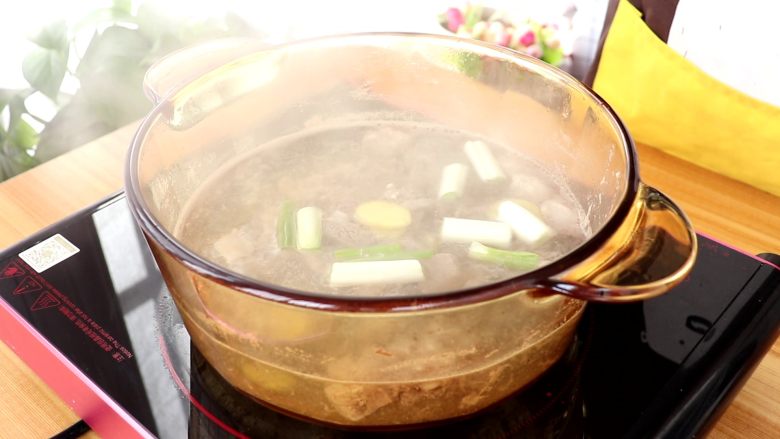 山药羊肉汤,放入锅中,大火烧开,改中小火炖40min左右
tips:给宝宝吃,建议羊肉选用嫩的