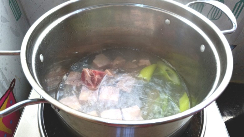 咖喱牛腩土豆,烧水放葱姜,<a style='color:red;display:inline-block;' href='/shicai/ 718'>料酒</a>,下开水焯一下,捞出备用。