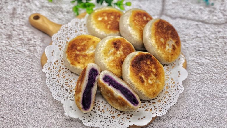 土豆紫薯饼,味道真是太好吃了,我一口气吃了三个也不腻。