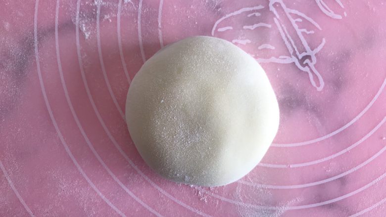 梦龙草莓夹心雪媚娘,然后倒扣过来,全部包好后放入冰箱冷冻1小时