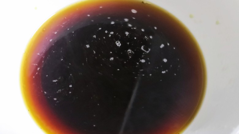 红糖红枣发糕,红糖加温水,温水和面粉一比一用量。搅拌红糖融化。