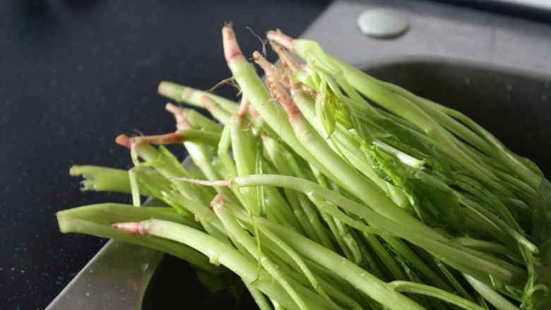 木耳菠菜炒鸡蛋,菠菜沥一沥水分。
菠菜的红色的根很有营养，不要摘下去，应该和菠菜一起食用。