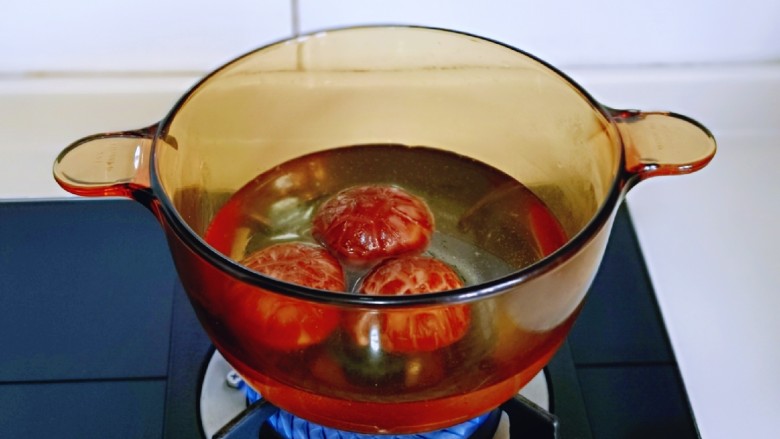 肉酱拌面,<a style='color:red;display:inline-block;' href='/shicai/ 230'>香菇</a>冷水冲洗,再焯水,冷水入锅,烧开煮2分钟左右捞出。