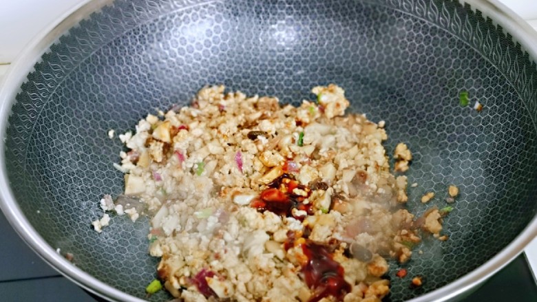 肉酱拌面,再加入<a style='color:red;display:inline-block;' href='/shicai/ 721'>蚝油</a>,翻炒均匀。