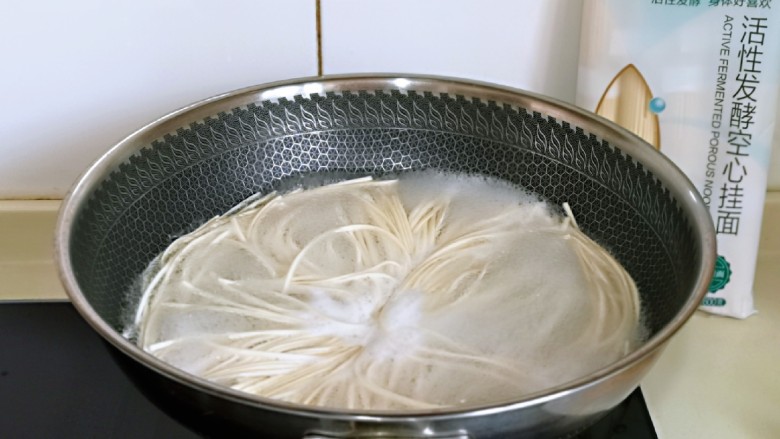 肉酱拌面,准备煮面,锅中加入纯净水烧开。(我选用的是金龙鱼新品发酵空心挂面,口感特好,且不易糊)