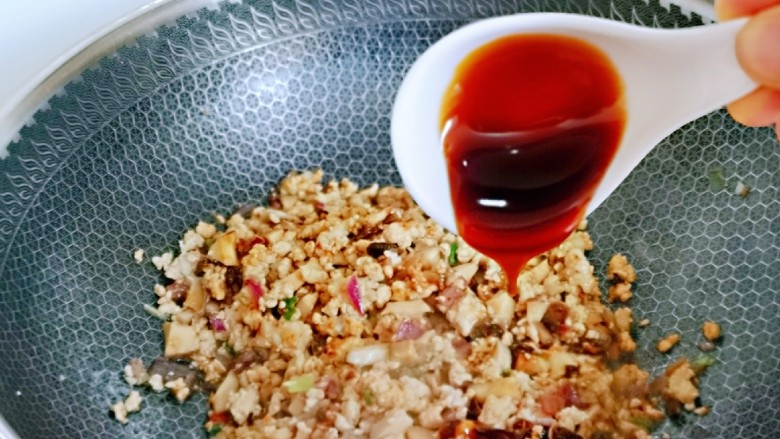 彩椒香菇辣酱,再加入<a style='color:red;display:inline-block;' href='/shicai/ 721'>蚝油</a>，翻炒均匀。