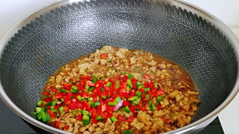 彩椒香菇辣酱,再加入切好的红绿椒翻炒。
