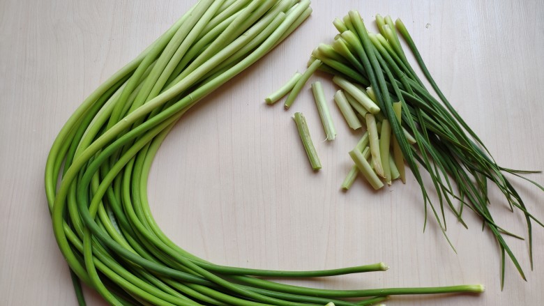 蒜薹炒豆腐,<a style='color:red;display:inline-block;' href='/shicai/ 3350'>蒜薹</a>去掉根部较老的部分和尾须,清洗干净。