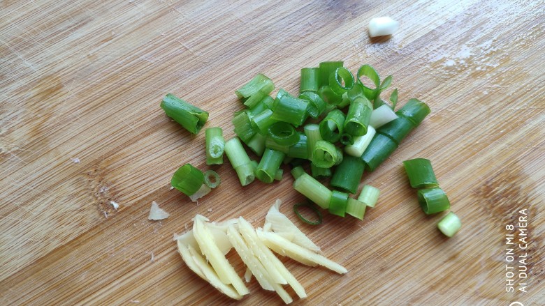 蒜薹炒豆腐,姜切成姜丝,葱切碎。