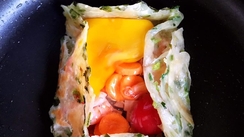 不一样的早餐手抓饼,磕入<a style='color:red;display:inline-block;' href='/shicai/ 9'>鸡蛋</a>(如图所示)