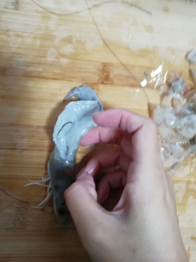 家烧虾,抽掉虾线,背部有一条,肚子下面也有一条虾线,不要忘了。