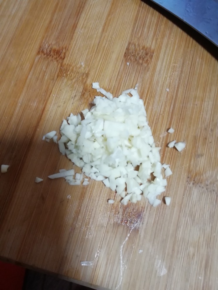 家烧虾,取出准备好的蒜蓉,其实我切的并不是特别细,只能算蒜末,但不影响口味了。