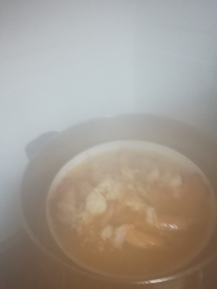家烧虾,再盖上锅盖蒸三到五分钟。照片拍的雾蒙蒙的,因为有蒸汽啊。