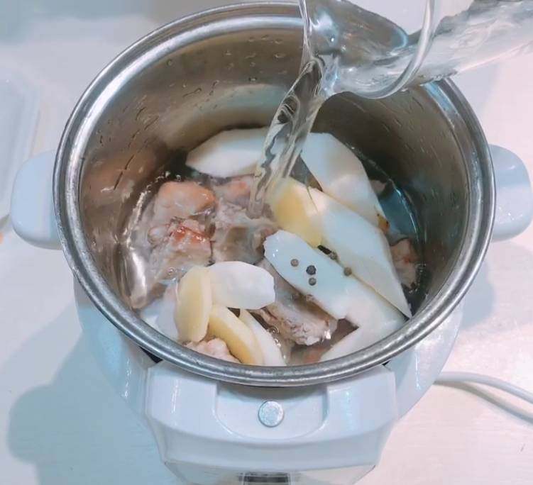 山药排骨汤,把焯好的排骨和准备好的食材调料都放进锅里,加水,水量不超过最高刻度线就可以~
然后记得一定要把锅盖盖好哦!锅盖盖好!锅盖盖好!重要的事情说三遍,盖好锅盖才可以启动防溢功能。
