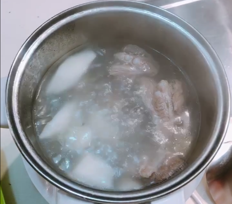山药排骨汤,中途烹饪过程完全不用看管,等着烹饪时间结束就好啦,完全不会溢锅哦~