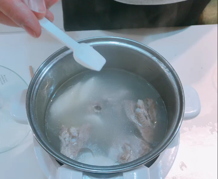 山药排骨汤,烹饪时间结束后,撒上盐,就大功告成啦~
用白胡椒粒的同学,可以在出锅前撒一些白胡椒粉。