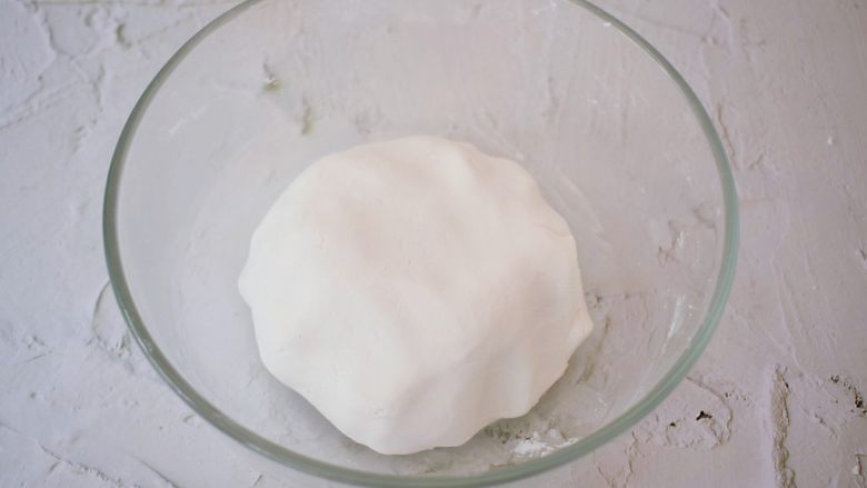 糯米豆沙饼,再用手揉成不粘手的软面团状态,放置一旁盖上保鲜膜备用