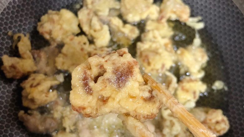 菠萝咕咾肉,炸熟捞出,放凉后再炸一遍,一遍炸熟,二遍炸脆