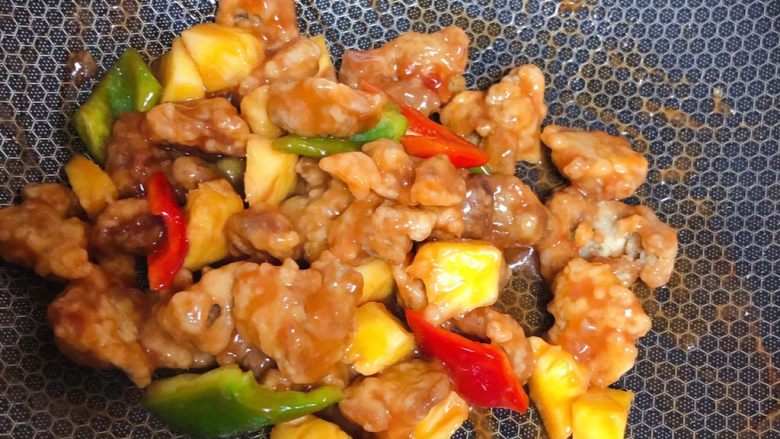 菠萝咕咾肉,快速翻炒均匀出锅,整个过程一定要快,不然肉就不脆了