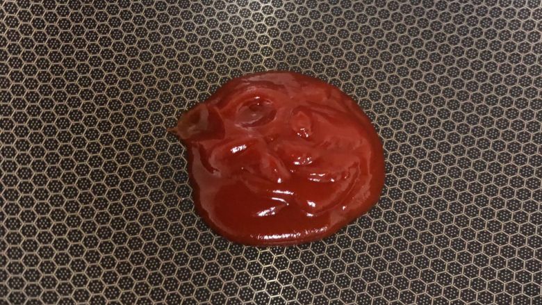 菠萝咕咾肉,锅子清洗干净,倒入<a style='color:red;display:inline-block;' href='/shicai/ 699'>番茄酱</a>